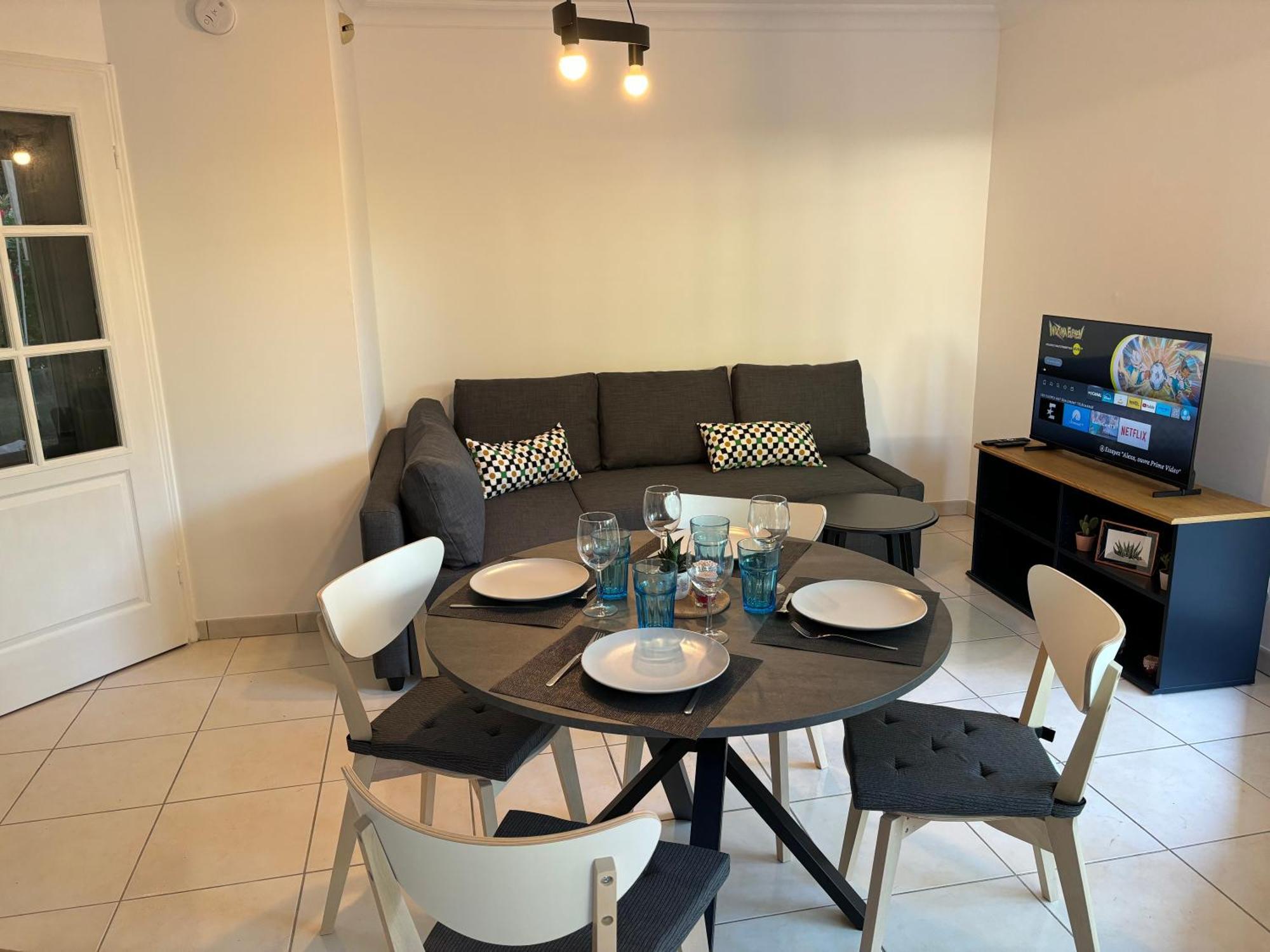 Beachside Apartment With Pool & Garden In Juan Les Pins 앙티브 외부 사진