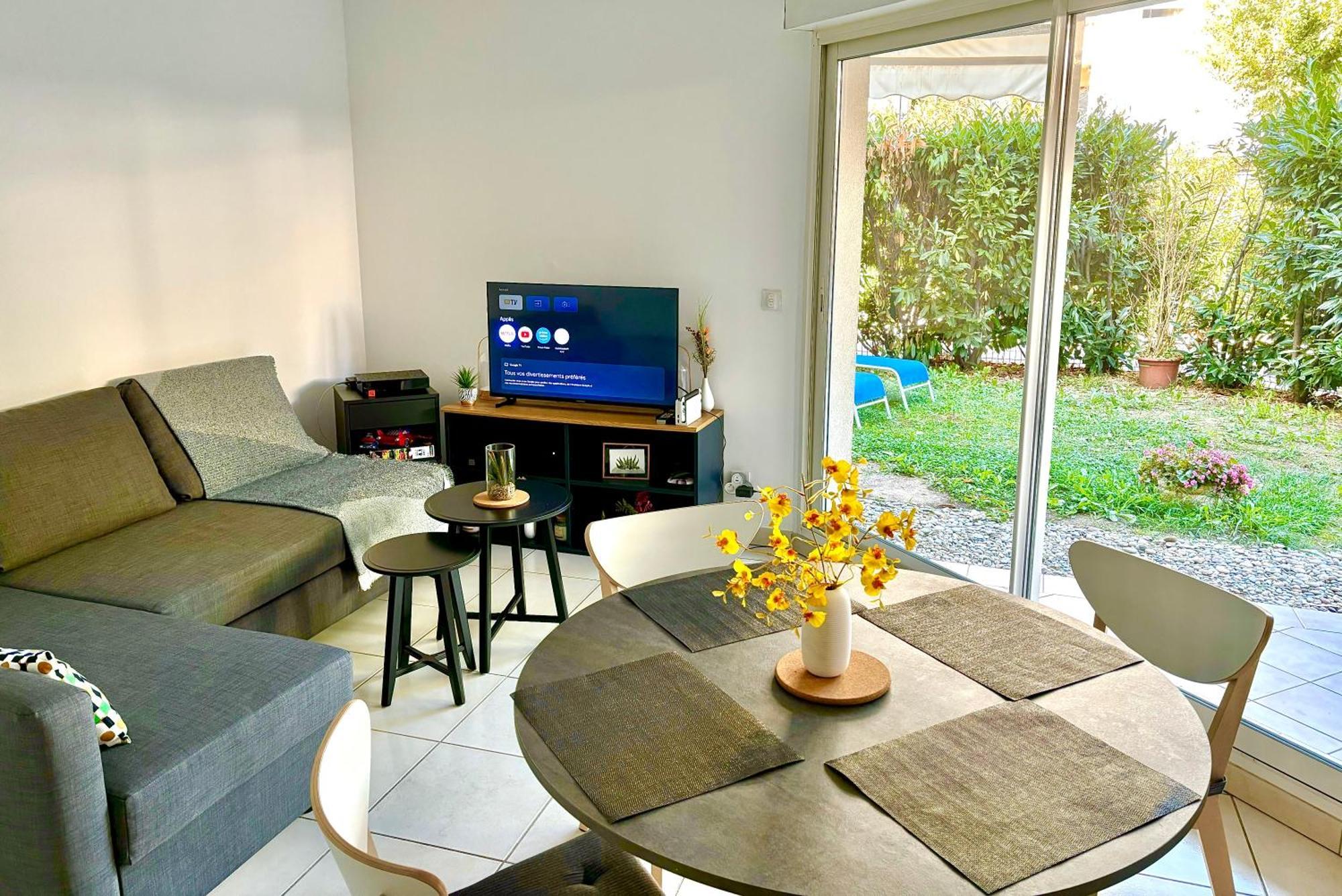 Beachside Apartment With Pool & Garden In Juan Les Pins 앙티브 외부 사진